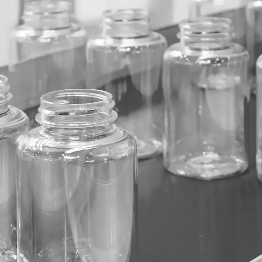 Garrafas de plástico transparente