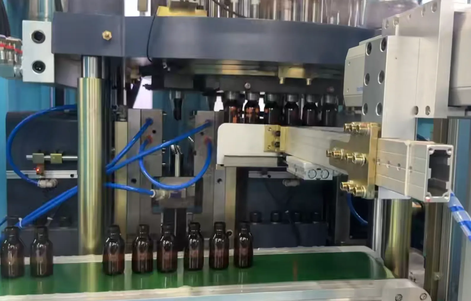 Einstufige Spritzstreckblasformmaschine