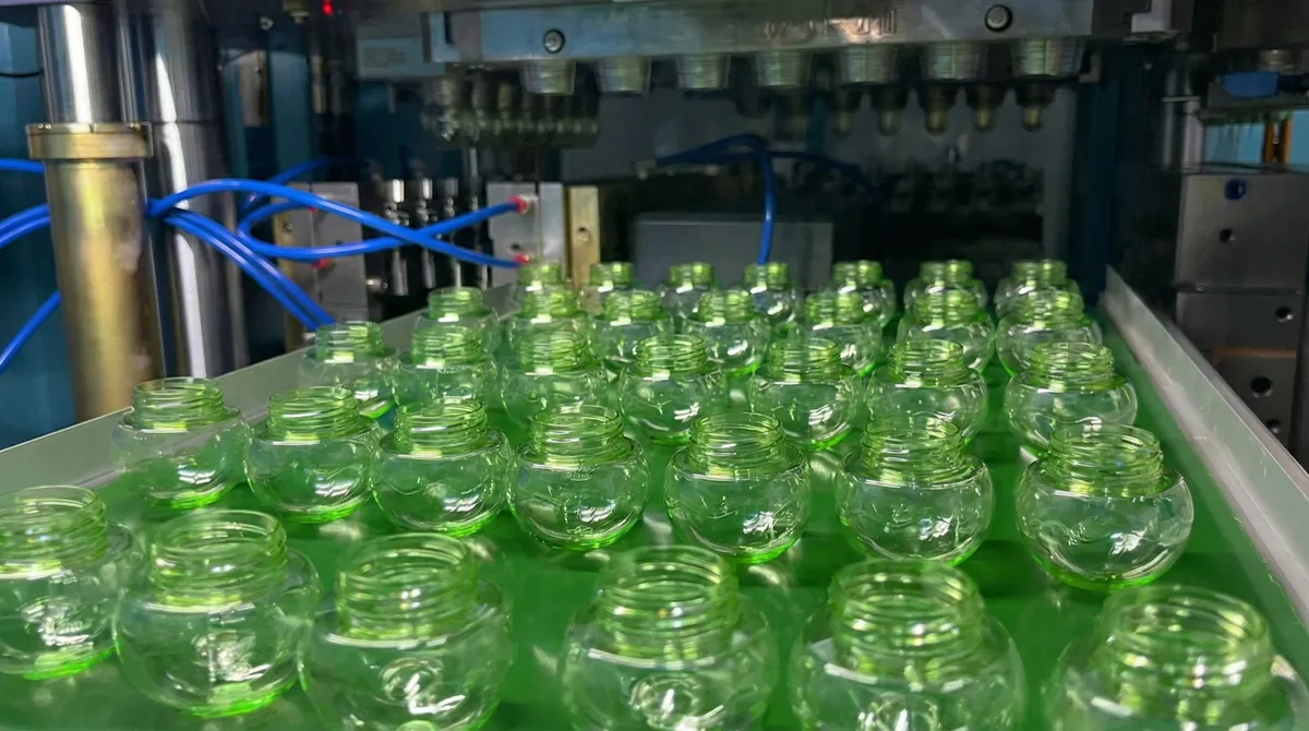 Einstufige Spritzstreckblasformmaschine